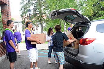 Alfred Students unloading boxes from a SUV